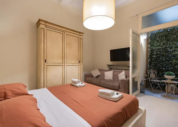 Historic Apartment Borgo Ognissanti, 8 Florence