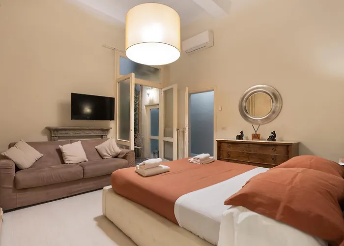Historic Apartment Borgo Ognissanti, 8 Florence