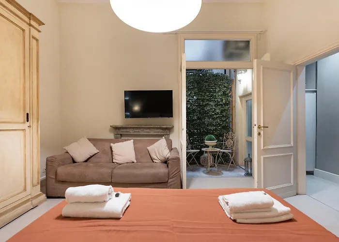 Historic Apartment Borgo Ognissanti, 8 Florence