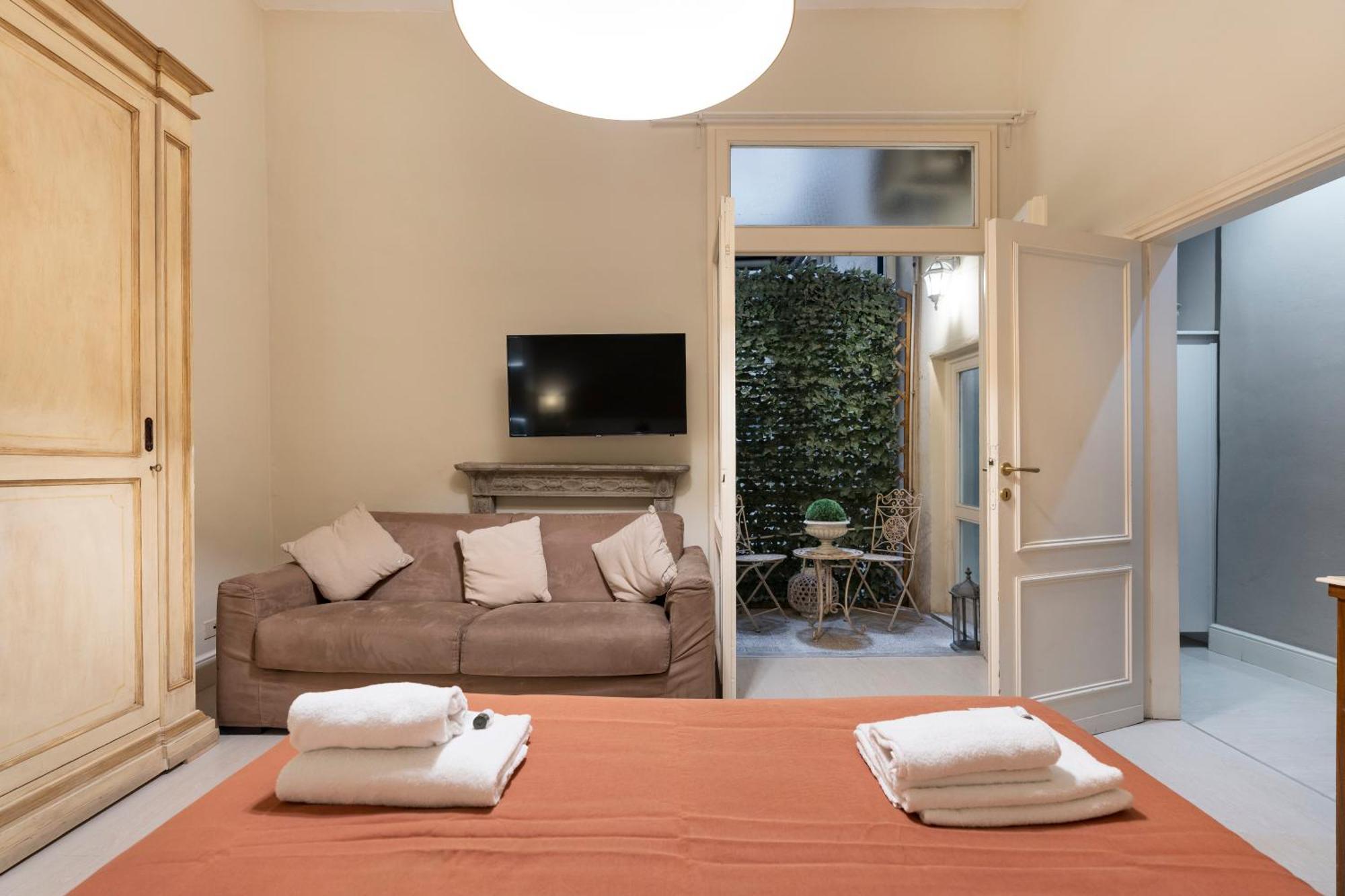Historic Borgo Ognissanti, 8 Apartment Florenz